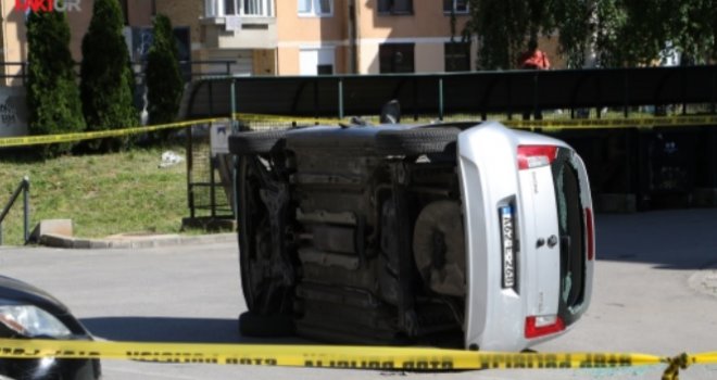 Automobil udario dijete u Sarajevu, građani prevrnuli vozilo kako bi ga izvukli