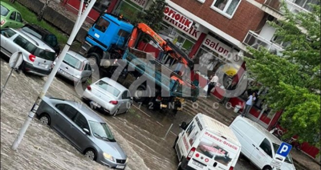 Haos u Zenici: Poplavljene ceste, jedno drvo palo na automobil