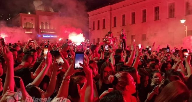 Ludilo: Mostar gori, sve je u znaku Rođenih... Hiljade ljudi došlo na Musalu da proslavi trofej