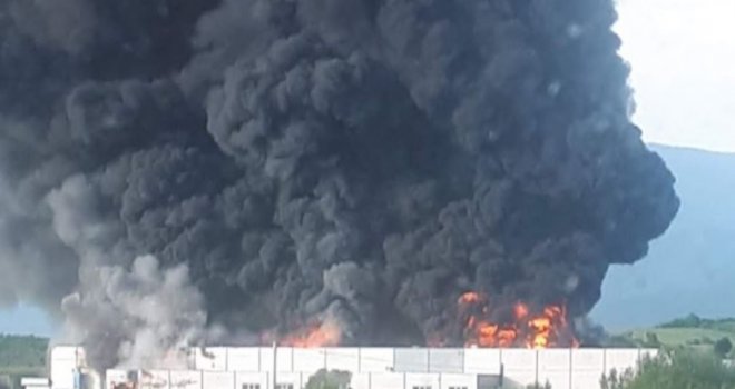 Milionska šteta nakon požara u bihaćkoj tvornici Austrotherm, vatrogasci se sa stihijom borili preko osam sati