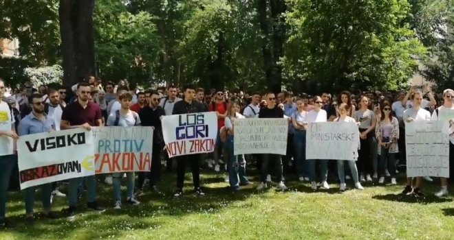 'Ministri, izlazite napolje! Šuplja vam je priča! Ostavke!' Studenti u Sarajevu protestuju zbog Nacrta zakona o visokom obrazovanju
