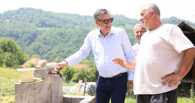Mještani 45 godina vodu nosili u kantama: Gradonačelnik Kasumović konačno ih  priključio na gradski 'Vodovod'