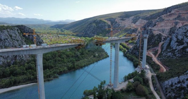Spojeni gigantski stubovi na mostu Počitelj, izronio impresivni raspon od 147 metara