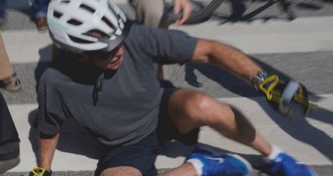 Joe Biden pao s bicikla, noga mu se zaglavila na pedali