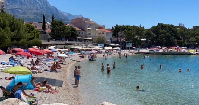 Ovo su cijene pića i hrane u Baškim Vodama: Plaže krcate turistima iz BiH