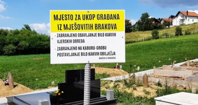 Medžlis IZ Gradačac na groblje postavio uvredljivu tablu: ‘Ovo je mjesto za ukop građana iz mješovitih brakova’. I ne vide ništa sporno