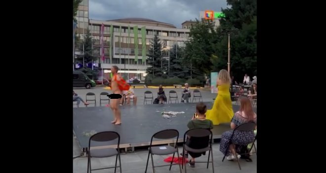 Sve je bilo mirno prije policijske uzbune: Evo kako se odvijao performans ispred Narodnog pozorišta u Sarajevu