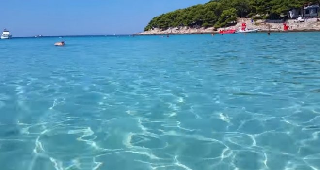 Nije svugdje tako skupo: Na jednoj od najljepših plaža u Hrvatskoj kafu ćete plati samo 1,80 KM!
