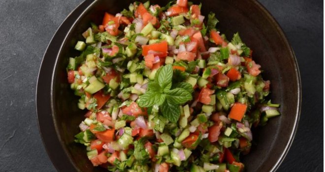 Zaboravite na klasičnu pripremu, isprobajte perzijski trik: Kako od svježih krastavaca i paradajza napraviti fantastičnu salatu?