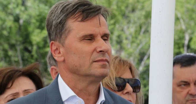 Premijer Fadil Novalić povrijedio se tokom planinarenja, nezgodno se okliznuo