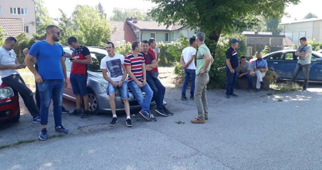 Rudari oba jamska pogona ZD Rudnik mrkog uglja Zenica jutros stupili u generalni štrajk