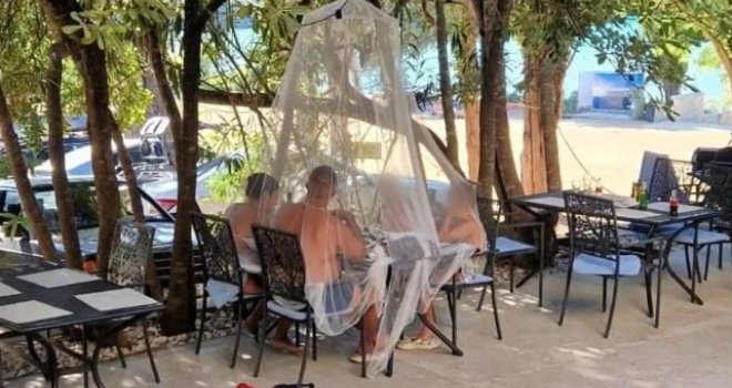 Porodica se (za)štitila od komaraca: Prizor iz kafića na Jadranu nasmijao prolaznike do suza...  