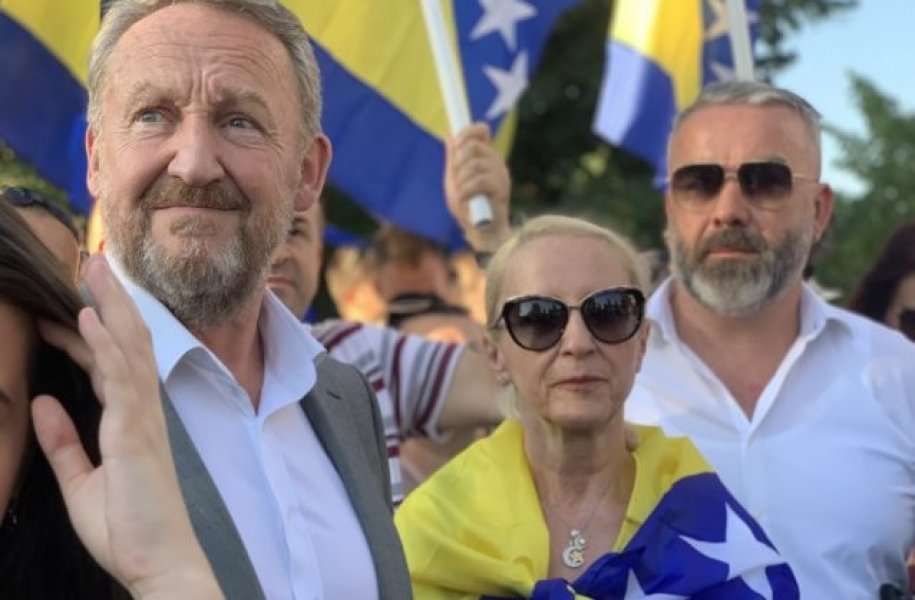 bakir-i-sebija-izetbegovic-protest