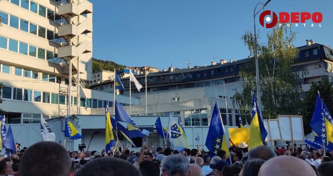 'Kao što redovno na mišiće i zloupotrebama kidnapuju volju građana na izborima, SDA je isto pokušala učiniti i sa protestima'