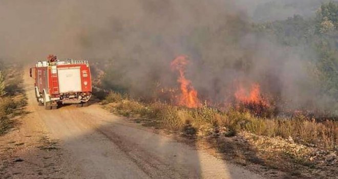 Aktivan požar na brdu Križevac u Međugorju i u Stocu na lokaciji Barane