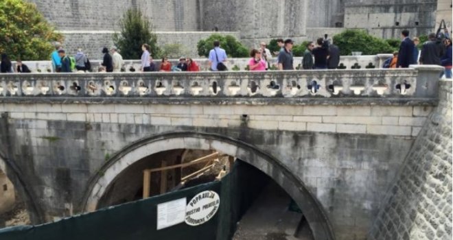 Drama u Dubrovniku: Potuklo se više ljudi, jedna osoba pala sa zida