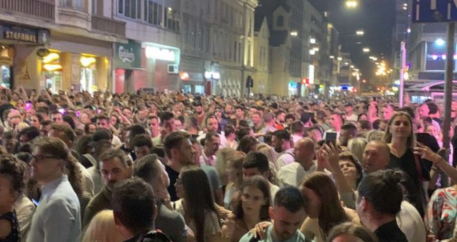 Spektakl u centru Sarajeva: DJ Solomun rasplesao hiljade ljudi, ni kiša nije pokvarila raspoloženje