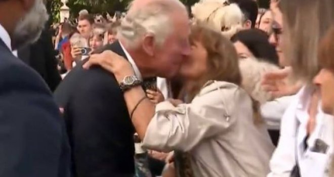 Obožavateljica zgrabila kralja Charlesa III. i poljubila ga: 'Vidjela sam ga ispred sebe i nisam mogla vjerovati'