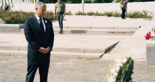 Zamjenik visokog predstavnika Jonathan Mennuti posjetio Memorijalni centar Srebrenica, evo šta je poručio...
