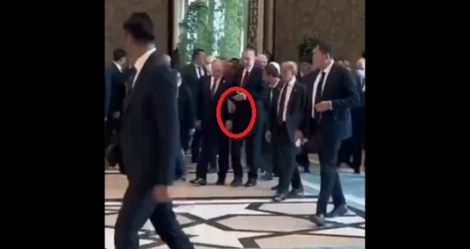 Novi snimak usijao mreže: Putin jedva hoda, Erdogan ga drži pod ruku, pomaže mu da korača?!