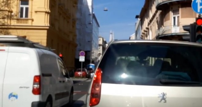 Propustio mladu vozačicu u Zagrebu, a onda je na stražnjem staklu ugledao poruku koja ga je oduševila