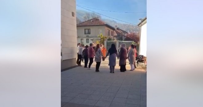 Veselo u Sarajevu: 'Opleli' kolo dok su čekali žičaru, a i harmonikaš se našao u blizini