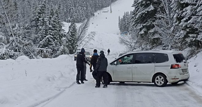 Haos na putu za Jahorinu: Cesta zaleđena i prekrivena snijegom, desetine vozila blokirano