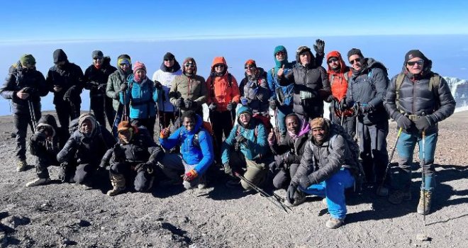 Bh. planinari na krovu Afrike: 'Zastava moje države u mojim rukama na vrhu Kilimandžara, moj mali san!'