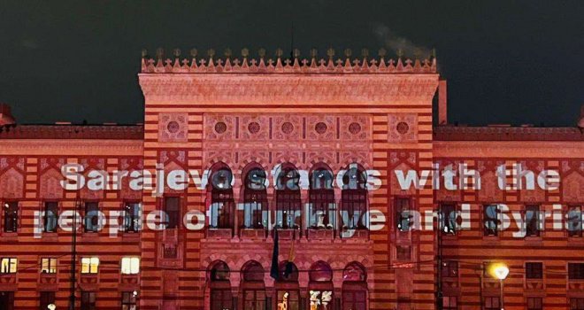 Sarajevska Vijećnica osvijetljena crvenom bojom u znak solidarnosti sa narodima Turske i Sirije