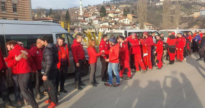 Bh. spasioci dočekani ispred Vijećnice: 'Ovi ljudi su zaista heroji... Ponosni smo, jer smo osvjetlali obraz BiH!'