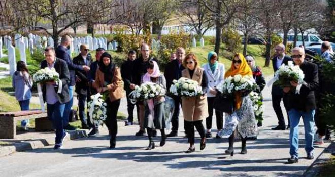 Obilježena tužna godišnjica u Sarajevu: Položeno cvijeće u spomen na tragično nastradale bebe Dječijeg doma 'Bjelave'