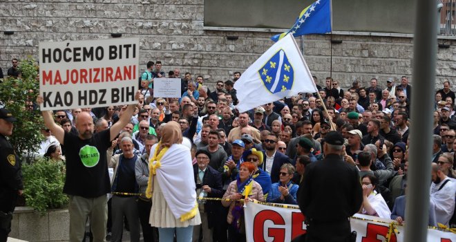 Prisutni ispred Parlamenta FBiH napadaju novinare, uzvikuju policiji 