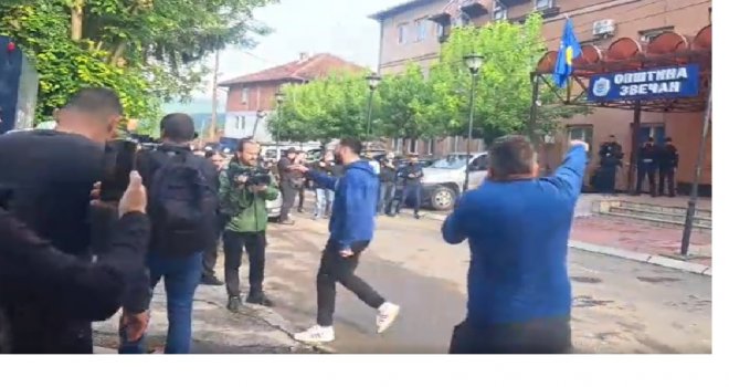 Neredi na sjeveru Kosova: Pojačano prisustvo KFOR-a, u Zvečanu policija koristila i suzavac