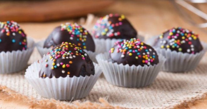 Preukusne čokoladne kuglice koje se ne peku: Trebaju vam samo 4 sastojka