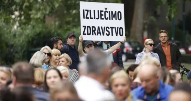 Nakon 14 dana radnici u zdravstvu uklonili šator ispred Vlade KS: Septembarske plate dobiće po novoj satnici