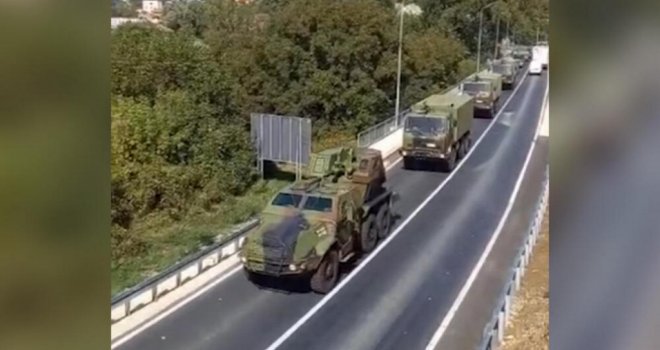 Dugačke kolone borbenih vozila Vojske Srbije krenule iz Kraljeva ka Raški