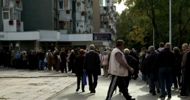 Opsadno stanje zbog CIPS-ovih potvrda:  Građani satima čekaju u redovima, a to nije jedini 'papir' koji treba... 