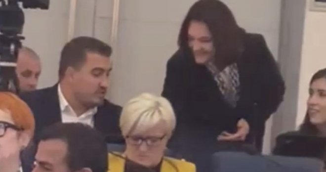 Zahiragić vrijeđao Hodžić da je bila kafe kuharica, Mehmedagić mu napravila kafu i donijela u salu