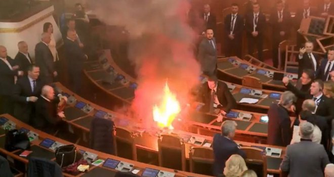 Nevjerovatan haos: Dimne bombe i barikade u albanskom parlamentu