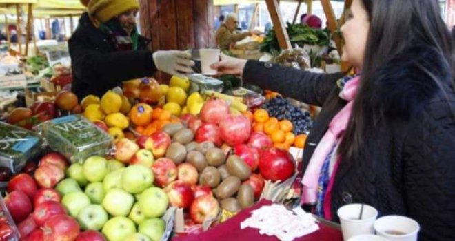 Gradonačelnica Karić sa svojim Sarajlijama na pijaci Markale: Uz čašu toplog čaja i slatkiš... 