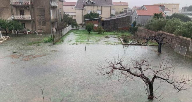 Kiša napravila haos u našoj zemlji: Ulice pod vodom, veliki odroni na cestama