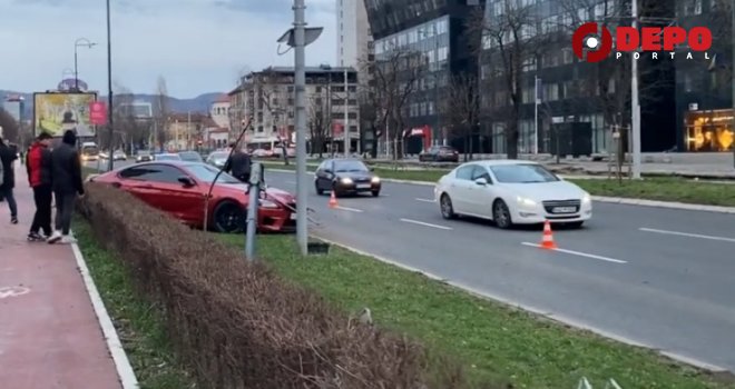 Pogledajte kako juri po cesti: Pojavio se snimak trenutka kada je vozač BMW-a izgubio kontrolu i udario u banderu