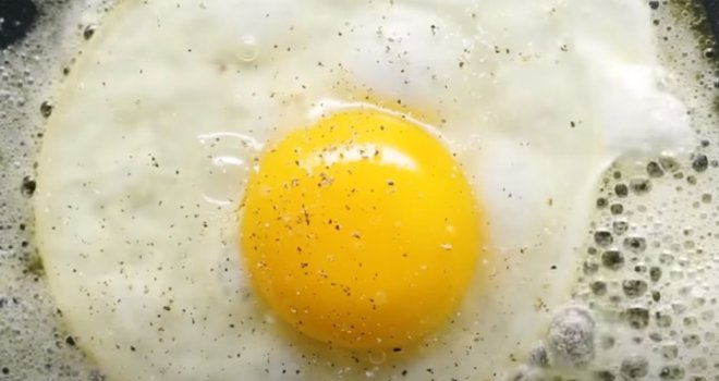 Zaboravite ulje i maslac, jaja su ludo ukusna kad se isprže na ovaj način... Nije teško, uživat ćete u svakom zalogaju