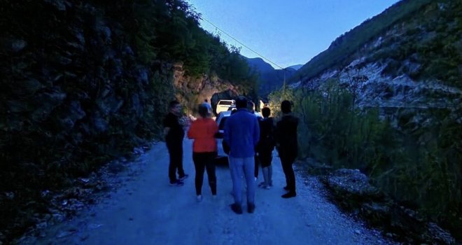 Drama kod Mostara: Veliki odron na kamenolomu, tri automobila završila u jezeru