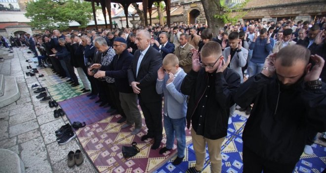 Bajram-namaz klanjan u Gazi Husrev-begovoj džamiji u Sarajevu: Hutbu održao reisul-ulema Islamske zajednice Husein-ef. Kavazović