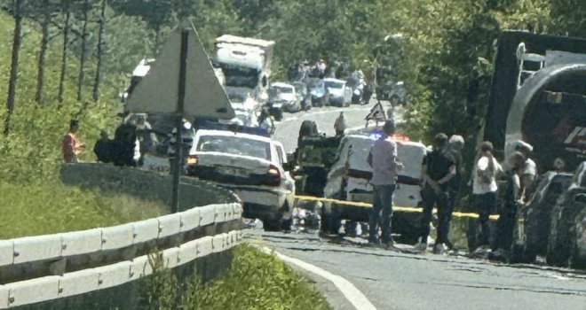 Teška nesreća na M-17: Četiri osobe prevezene u bolnicu, saobraćaj je potpuno obustavljen