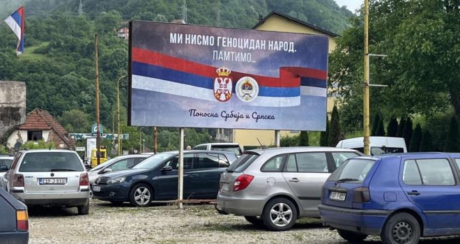 Plakati sa porukom 'Mi nismo genocidan narod' osvanuli u Srebrenici