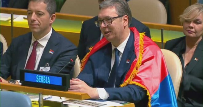 Vučićev cirkus ne prestaje: Ogrnuo se zastavom Srbije, pa se ponovo obratio u UN-u