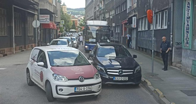 Ponovo saobraćajni kolaps u centru Sarajeva: Duga kolona zbog sudara dva vozila