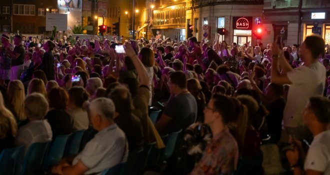 Sarajlije uživale: Raspjevana noć ispred Narodnog pozorišta uz Sarajevo Big Band, a kad je zapjevao Puško...